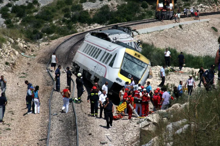 Proglašeni su krivim Medak i Bazina koji je izradio i montirao prskalice na stražnjoj strani robela, tako da je retardant završavao na tračnicama, a ne na raslinju uz prugu