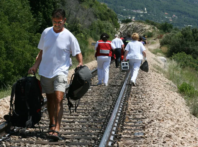Dodajmo da je odmah nakon nesreće, u pomoć iz smjera Labina stigao robel, radno vozilo. No, i ono je iskočilo