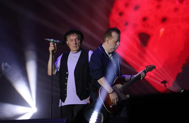 Atmosfera nije popu&scaron;tala, ali zato jesu gumbi na ko&scaron;uljama: Prvaci hrvatske estrade raspametili Split