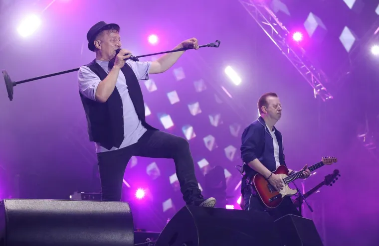 Atmosfera nije popu&scaron;tala, ali zato jesu gumbi na ko&scaron;uljama: Prvaci hrvatske estrade raspametili Split