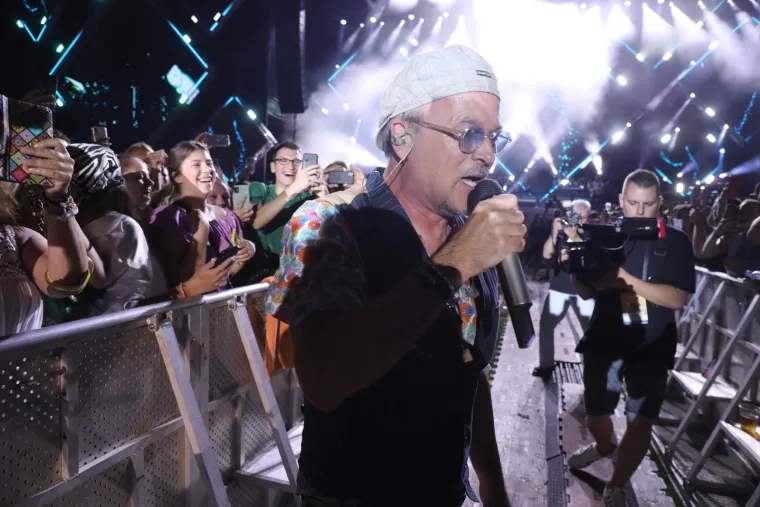 Atmosfera nije popu&scaron;tala, ali zato jesu gumbi na ko&scaron;uljama: Prvaci hrvatske estrade raspametili Split