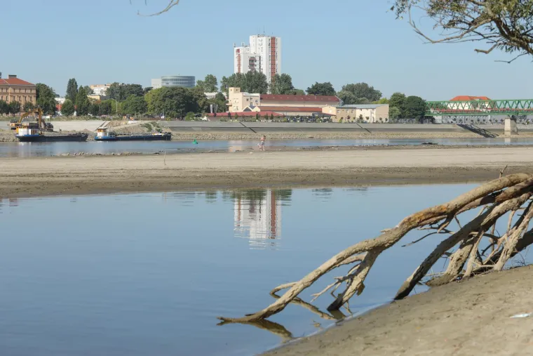Ove fotografije otkrivaju zastra&scaron;ujuće posljedice dugotrajne su&scaron;e i toplinskog vala: Drava se gotovo povukla iz korita