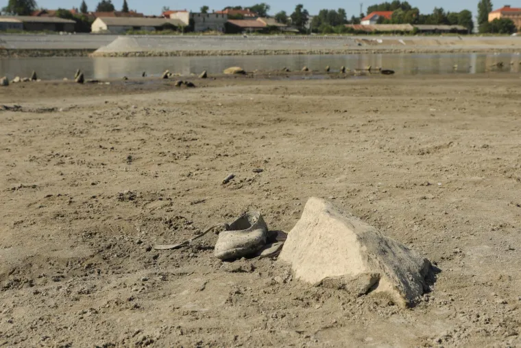 Ove fotografije otkrivaju zastra&scaron;ujuće posljedice dugotrajne su&scaron;e i toplinskog vala: Drava se gotovo povukla iz korita