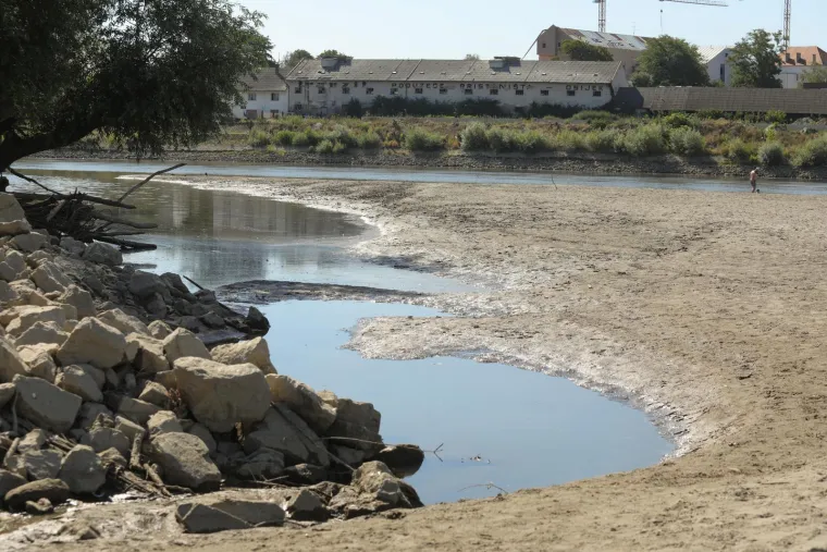 Ove fotografije otkrivaju zastra&scaron;ujuće posljedice dugotrajne su&scaron;e i toplinskog vala: Drava se gotovo povukla iz korita