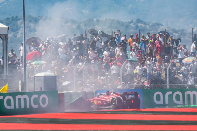 Nova teška nesreća na utrci Formule 1. Leclerc se skucao u ogradu i prepustio pobjedu Verstappenu