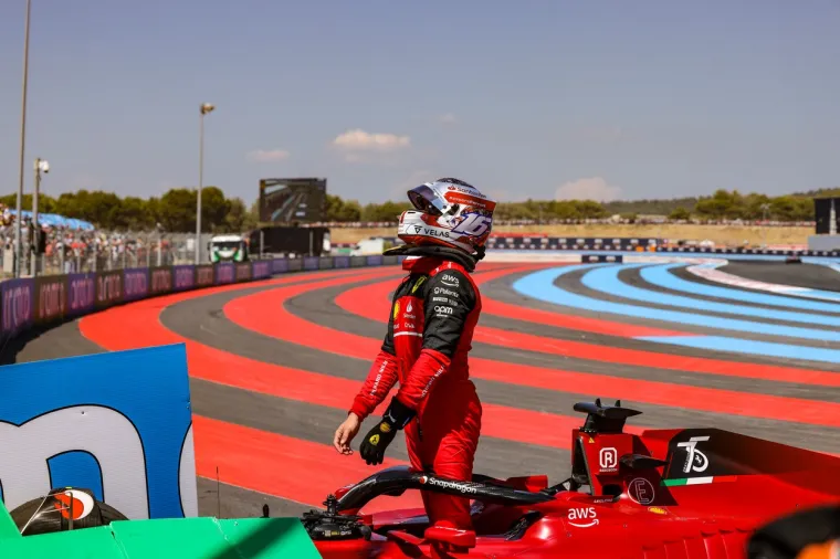 Nova teška nesreća na utrci Formule 1. Leclerc se skucao u ogradu i prepustio pobjedu Verstappenu