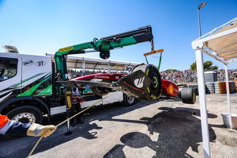 Nova teška nesreća na utrci Formule 1. Leclerc se skucao u ogradu i prepustio pobjedu Verstappenu