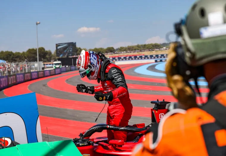 Nova teška nesreća na utrci Formule 1. Leclerc se skucao u ogradu i prepustio pobjedu Verstappenu
