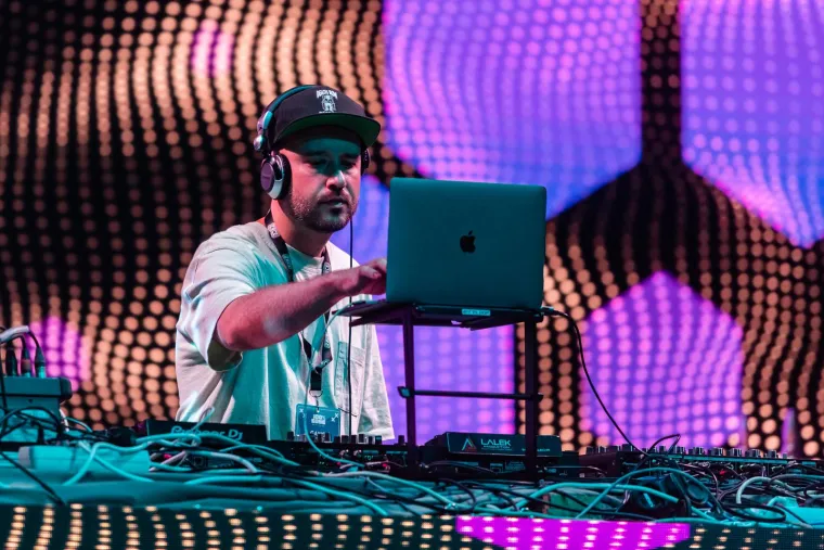 Ove ljepotice sa Zrća totalno su hot: Pogledajte sve tajne koje krije jedna vrela noć na partiju