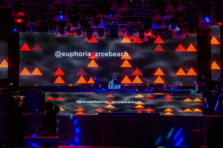 Ove ljepotice sa Zrća totalno su hot: Pogledajte sve tajne koje krije jedna vrela noć na partiju