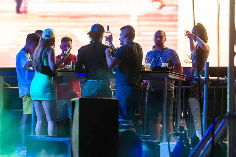 Ove ljepotice sa Zrća totalno su hot: Pogledajte sve tajne koje krije jedna vrela noć na partiju