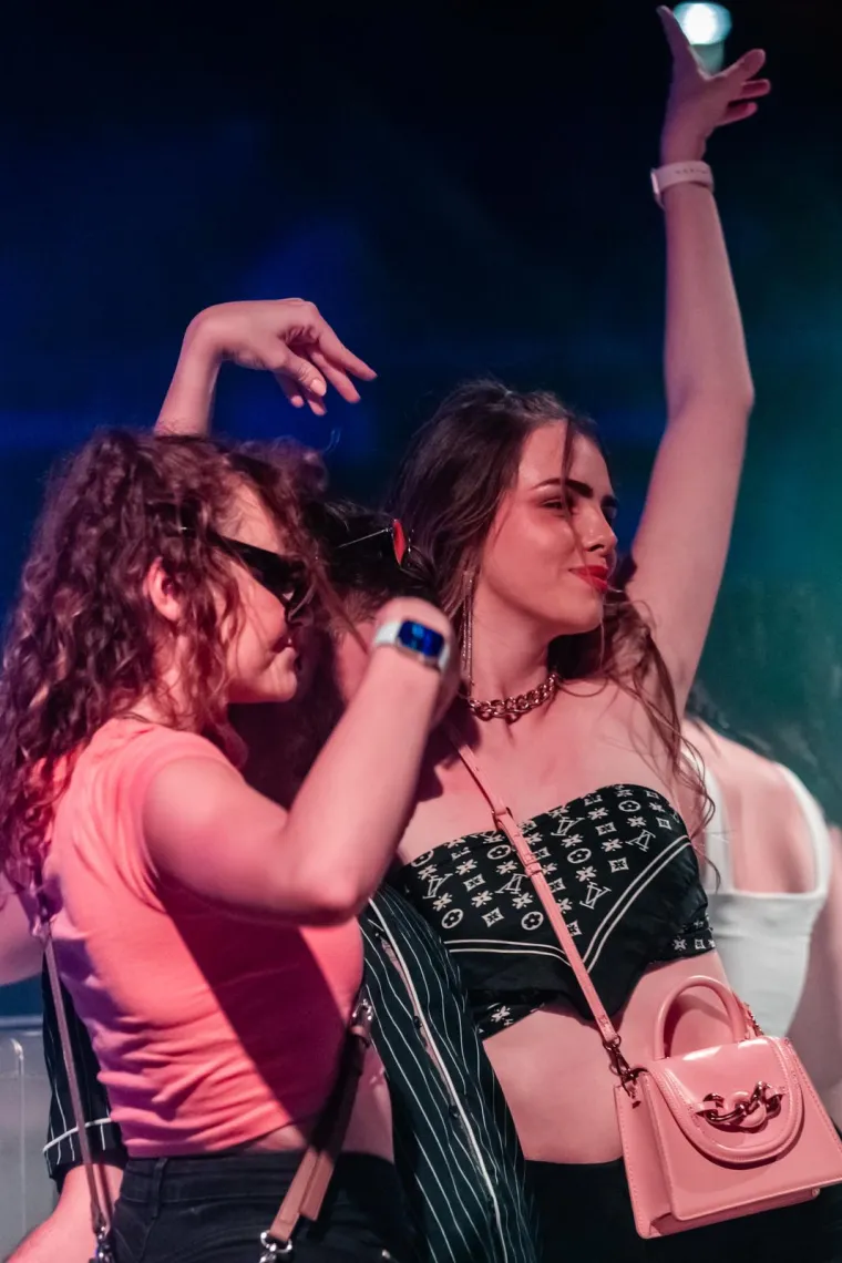 Ove ljepotice sa Zrća totalno su hot: Pogledajte sve tajne koje krije jedna vrela noć na partiju