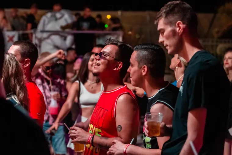 Ove ljepotice sa Zrća totalno su hot: Pogledajte sve tajne koje krije jedna vrela noć na partiju