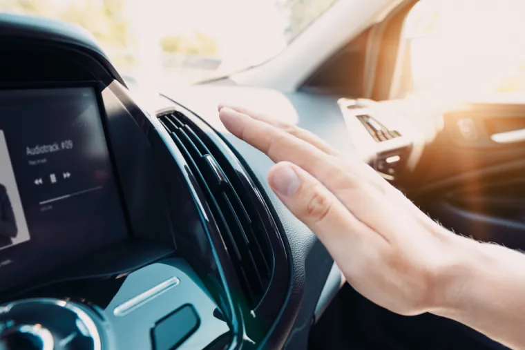 Sve se ovo odnosi i na automobile. Kada uđete u vrući automobil, odmah ćete se oznojiti - to je prirodna reakcija tijela. Ako na tako oznojeno tijelo jako otvorite klimu u malom prostoru automobila, riskirate niz neugodnih posljedica - suzenje očiju, bol u vratu, bol u leđima, uhu, mišićima prsiju. Stoga ju je bolje postupno pojačavati. 
