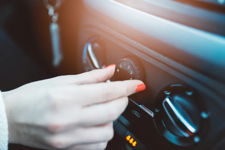 Najbolji način za rashlađivanje je onaj koji se vrši postupno i koji ne predstavlja šok za organizam. Primjerice, kako biste osigurali što ugodniju temperaturu u kabini, najprije se pobrinite da zaštitite auto od sunčevih zraka dok je još na parkiralištu pomoću zaštitnih folija, roleta i navlaka. Time ćete spriječiti da zrak u kabini postane vruć i brže ćete rashladiti unutrašnjost automobila nakon uključivanja klima-uređaja. Nakon što pokrenete automobil otvorite prozore, uključite klima-uređaj i prilagodite ga na uvlačenje vanjskog zraka. Temperaturu prilagodite na minimalnu, a ventilator tako da puše najvećom brzinom. Zrak usmjerite tako da puše najjače kroz otvore na armaturnoj ploči koji su najbliži prozorima. Tako ćete na najbrži način izbaciti vrući zrak iz kabine.

