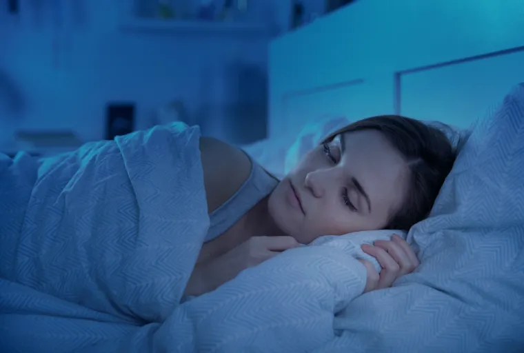
5. Tjelesna težina - Nedavna istraživanja potvrdila su da kronični nedostatak sna može biti povezan s povećanim rizikom od: pretilosti, metaboličkim sindromom i dijabetesom tipa 2. Podsjetimo, spavanje utječe na težinu kontroliranjem hormona gladi. Ti hormoni uključuju grelin, koji povećava apetit, i leptin, koji povećava osjećaj sitosti nakon jela. Grelin se smanjuje tijekom spavanja jer trošite manje energije nego kad ste budni. Nedostatak sna pak podiže grelin i potiskuje leptin. Ova neravnoteža čini vas gladnijima, će dakako rezultirati unošenjem dodatnih kalorija. 
