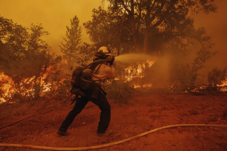 Zračne snage i vatrogasci na terenu bore se s brzo &scaron;irećim &scaron;umskim&nbsp;požarom&nbsp;zapadno od nacionalnog parka Yosemitea koji je u nedjelju prerastao u jedan od najvećih ovogodi&scaron;njih požara i prisilio tisuće ljudi na evakuaciju. Do nedjelje ujutro požar je zahvatio 5.780 hektara, vi&scaron;e od polovice veličine Pariza i bio je potpuno izvan kontrole.