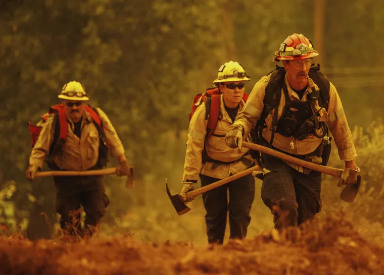 Zračne snage i vatrogasci na terenu bore se s brzo &scaron;irećim &scaron;umskim&nbsp;požarom&nbsp;zapadno od nacionalnog parka Yosemitea koji je u nedjelju prerastao u jedan od najvećih ovogodi&scaron;njih požara i prisilio tisuće ljudi na evakuaciju. Do nedjelje ujutro požar je zahvatio 5.780 hektara, vi&scaron;e od polovice veličine Pariza i bio je potpuno izvan kontrole.