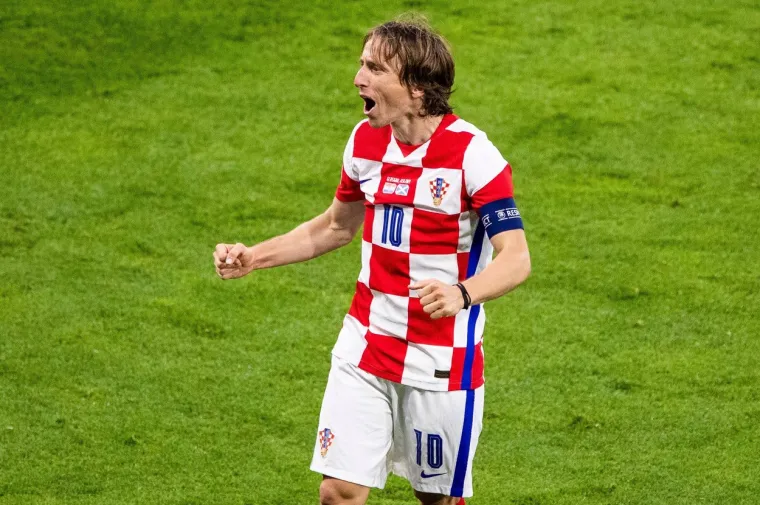 Europsko prvenstvo 2020 (domaći dres) - Hrvatska je došla do osmine finala gdje je nakon 120 minuta drame Španjolska izašla kao pobjednik.