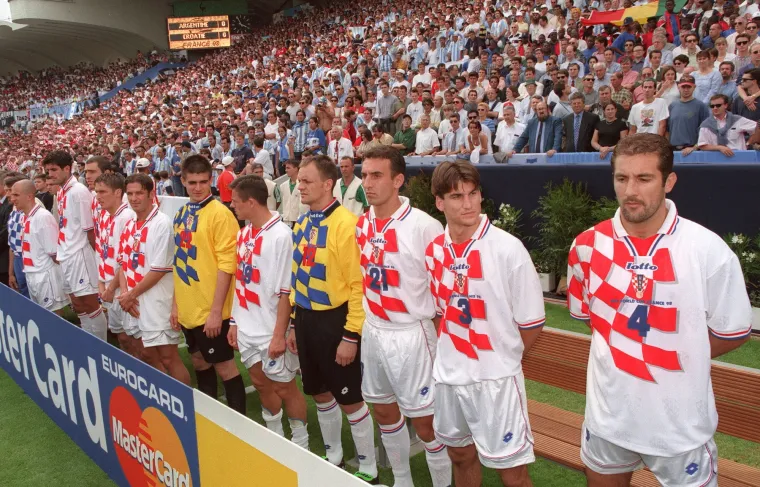 Svjetsko prvenstvo 1998 (domaći dres) - Vatreni su imali čudesno prvenstvo te na kraju krenuli kući s brončanom medaljom oko vrata. Bili su uspje&scaron;niji u utakmici za treće mjesto protiv Nizozemske 1-2.
