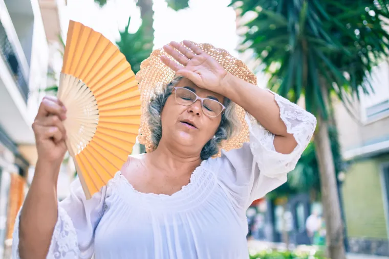 Primjerice, toplinski valovi u Berlinu definiraju se kao klimatske pojave koje traju najmanje tri dana s temperaturom zraka najmanje 25°C ili 30°C. Prema Procjeni rizika od katastrofa za Republiku Hrvatsku, toplinski val definiran je za prostor Grada Zagreba te je njegov početak u trenutku kada se dosegne kritična temperatura zraka od 37,1°C. 