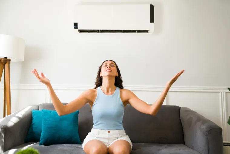 Kada je riječ o ranjivosti stanovništva na visoke temperature treba naglasiti kako sve skupine stanovništva nisu jednako ranjive. Dosadašnja istraživanja ukazuju kako su razlike u osjetljivosti na toplinske valove prema spolu vidljive. Istraživanja ukazuju kako žene u većoj mjeri traže liječničku pomoć tijekom visokih temperatura, razlog tomu može biti i u činjenici da je veći broj žena u starijoj dobi u odnosu na muškarce. Također, žene imaju drugačiju termalnu fiziologiju, kao što je smanjena mogućnost znojenja što krajnje gledano može otežati hlađenje tijela tijekom ekstremno visokih temperatura.
