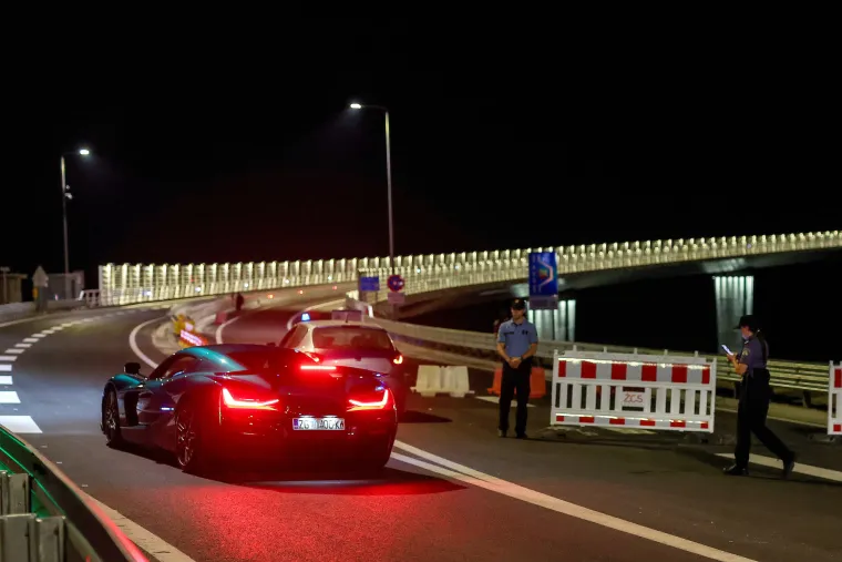 Spektakularne scene: Rimčeva Nevera i Niko Pulić provozali se Pelješkim mostom