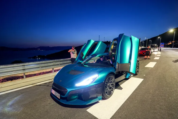 Spektakularne scene: Rimčeva Nevera i Niko Pulić provozali se Pelje&scaron;kim mostom