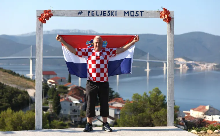 Branitelji iz Vukovara prvi su prešli preko Pelješkog mosta: 'Hodamo već 35 dana...'