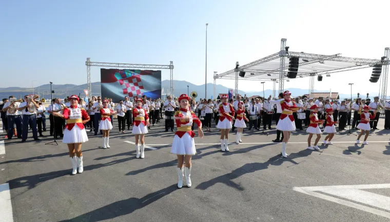Limena glazba i mažoretkinje na Brijestu zabavljaju okupljene uoči otvorenja  Pelješkog mosta