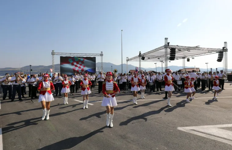 Limena glazba i mažoretkinje na Brijestu zabavljaju okupljene uoči otvorenja  Pelješkog mosta