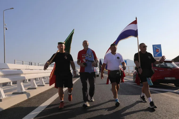 Počelo je! Pelje&scaron;kim mostom prvi pro&scaron;li branitelji iz Vukovara, fe&scaron;ta će trajati cijeli dan