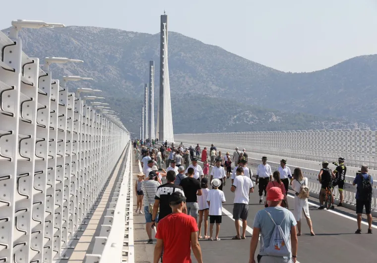Počelo je! Pelje&scaron;kim mostom prvi pro&scaron;li branitelji iz Vukovara, fe&scaron;ta će trajati cijeli dan