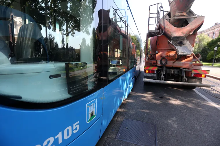 Bizarna nesreća tramvaja i kamiona u Zagrebu: Na Zrinjevcu se bočno sudarili, nastao je zastoj
