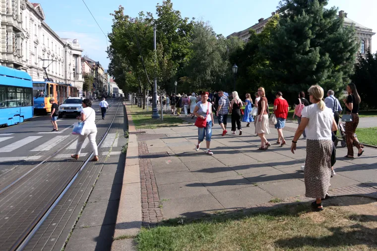Bizarna nesreća tramvaja i kamiona u Zagrebu: Na Zrinjevcu se bočno sudarili, nastao je zastoj