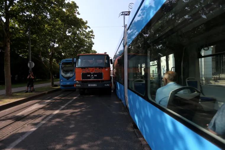 Bizarna nesreća tramvaja i kamiona u Zagrebu: Na Zrinjevcu se bočno sudarili, nastao je zastoj