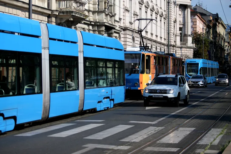 Bizarna nesreća tramvaja i kamiona u Zagrebu: Na Zrinjevcu se bočno sudarili, nastao je zastoj