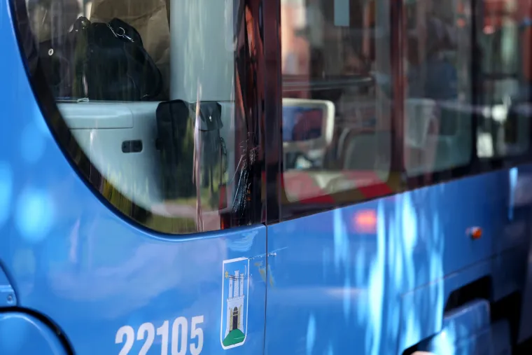 Bizarna nesreća tramvaja i kamiona u Zagrebu: Na Zrinjevcu se bočno sudarili, nastao je zastoj