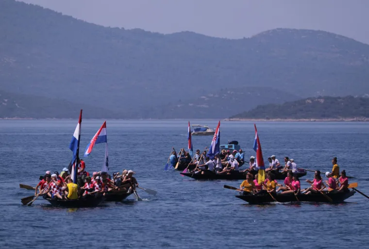 Revijalna utrka neretvanskih lađa ispod Pelješkog mosta 
