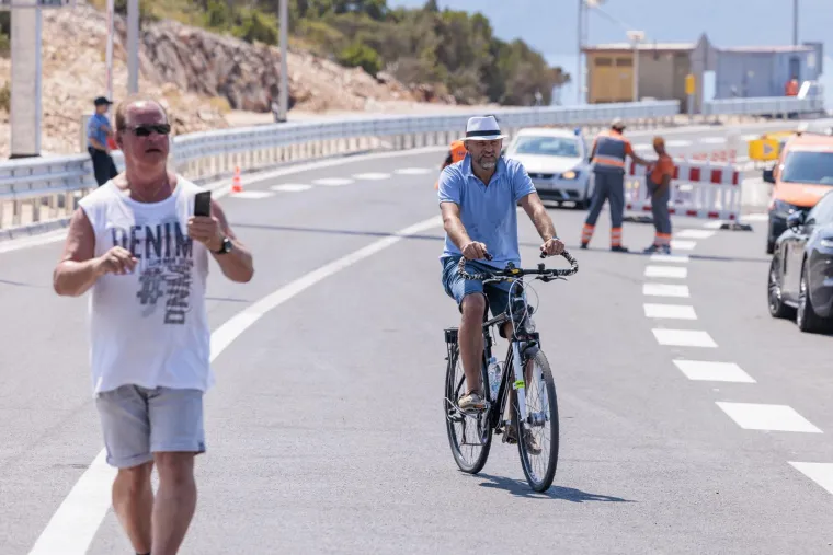 Prvi biciklist na Pelješkom mostu, Ukrajinka prošetala psa Medu, a održana je i utrka neretvanskih lađa