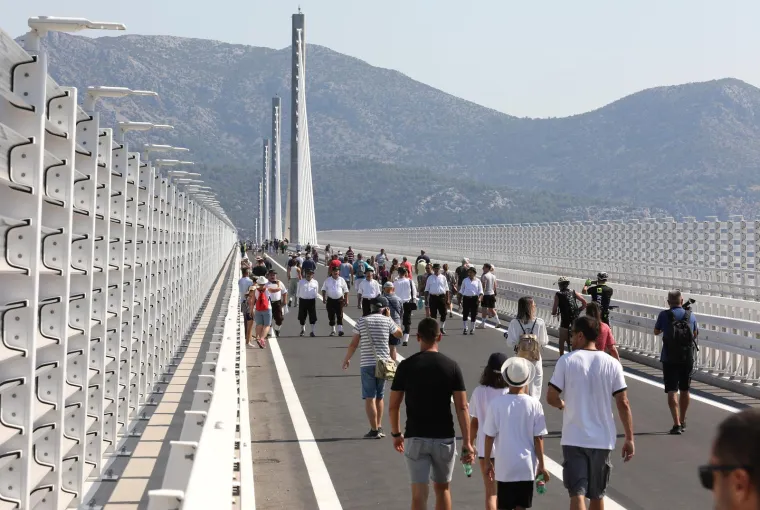 Prvi biciklist na Pelje&scaron;kom mostu, Ukrajinka pro&scaron;etala psa Medu, a održana je i utrka neretvanskih lađa