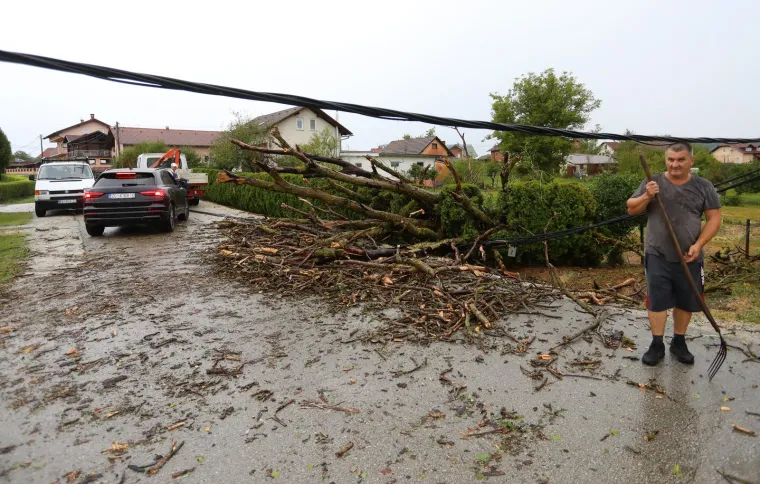 Vjetar je čupao ogromna stabla i nosio krovove! Pogledajte posljedice snažnog nevremena kod Karlovca