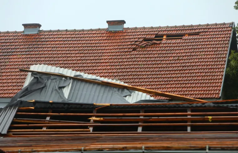 Vjetar je čupao ogromna stabla i nosio krovove! Pogledajte posljedice snažnog nevremena kod Karlovca