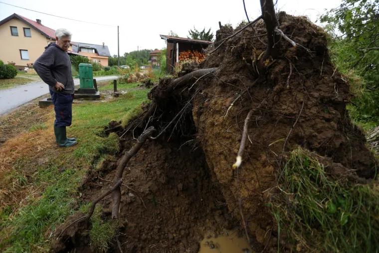 Vjetar je čupao ogromna stabla i nosio krovove! Pogledajte posljedice snažnog nevremena kod Karlovca