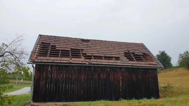 Vjetar je čupao ogromna stabla i nosio krovove! Pogledajte posljedice snažnog nevremena kod Karlovca