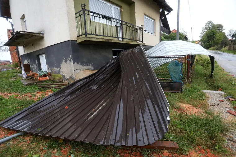 Vjetar je čupao ogromna stabla i nosio krovove! Pogledajte posljedice snažnog nevremena kod Karlovca