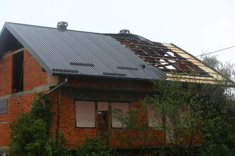 Vjetar je čupao ogromna stabla i nosio krovove! Pogledajte posljedice snažnog nevremena kod Karlovca