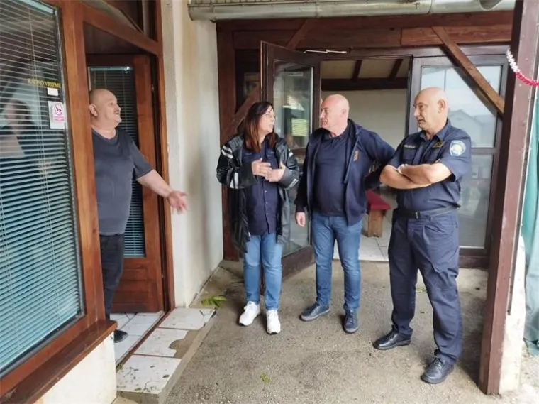 Žestoko nevrijeme poharalo Karlovačku županiju! Centar 112 primio je vi&scaron;e od 120 poziva; Sru&scaron;ena stabla, o&scaron;tećeni krovovi, ostali bez struje...