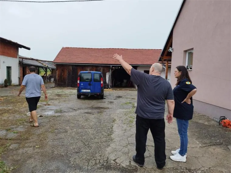 Žestoko nevrijeme poharalo Karlovačku županiju! Centar 112 primio je vi&scaron;e od 120 poziva; Sru&scaron;ena stabla, o&scaron;tećeni krovovi, ostali bez struje...