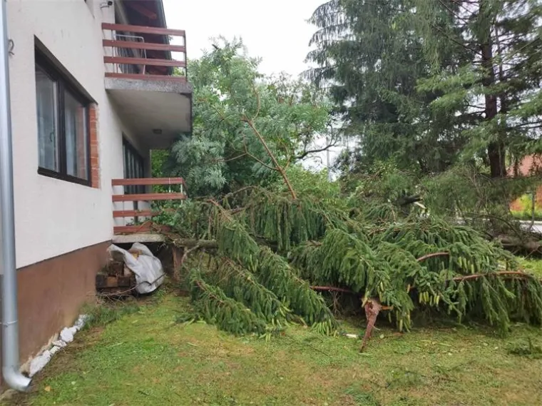Žestoko nevrijeme poharalo Karlovačku županiju! Centar 112 primio je vi&scaron;e od 120 poziva; Sru&scaron;ena stabla, o&scaron;tećeni krovovi, ostali bez struje...